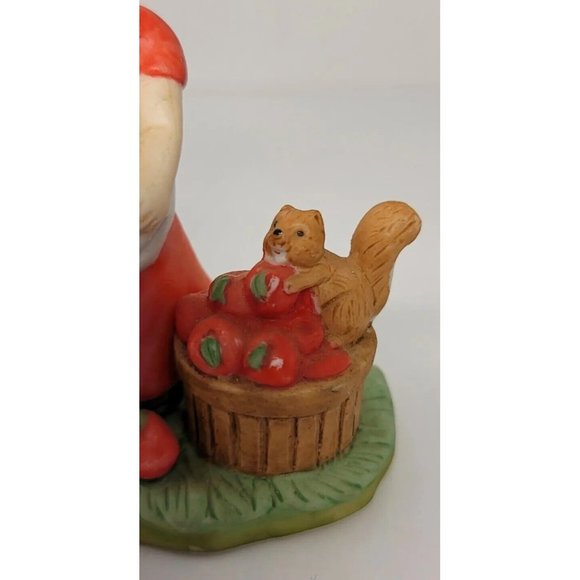 ''Autumn" Country Cousins Figurine #066 (N) Girl With Apples And Squirrels - Picture 8 of 9